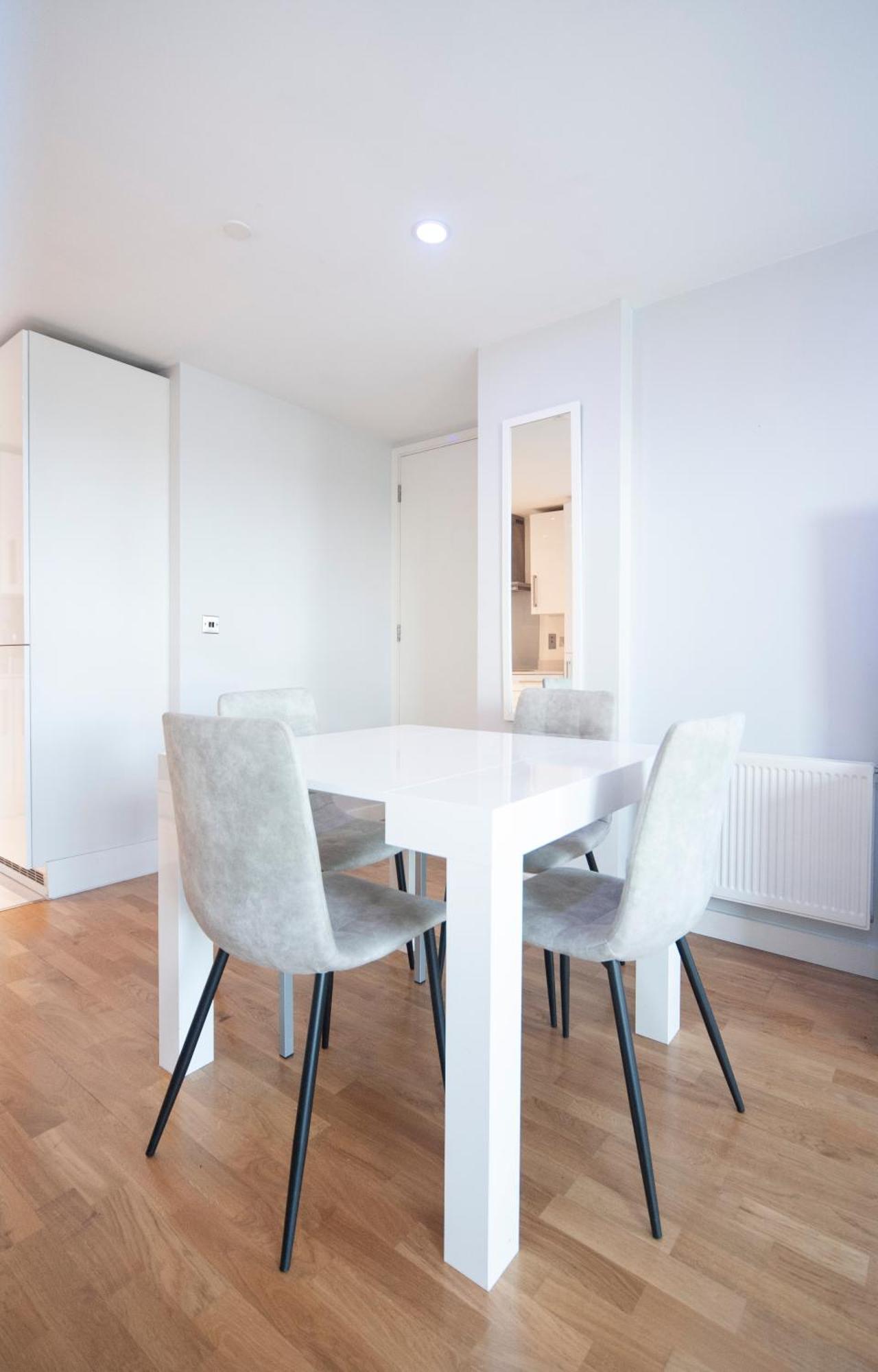 Top Floor Apt - 2 Bed/2 Bath + Private Balcony London Exterior foto