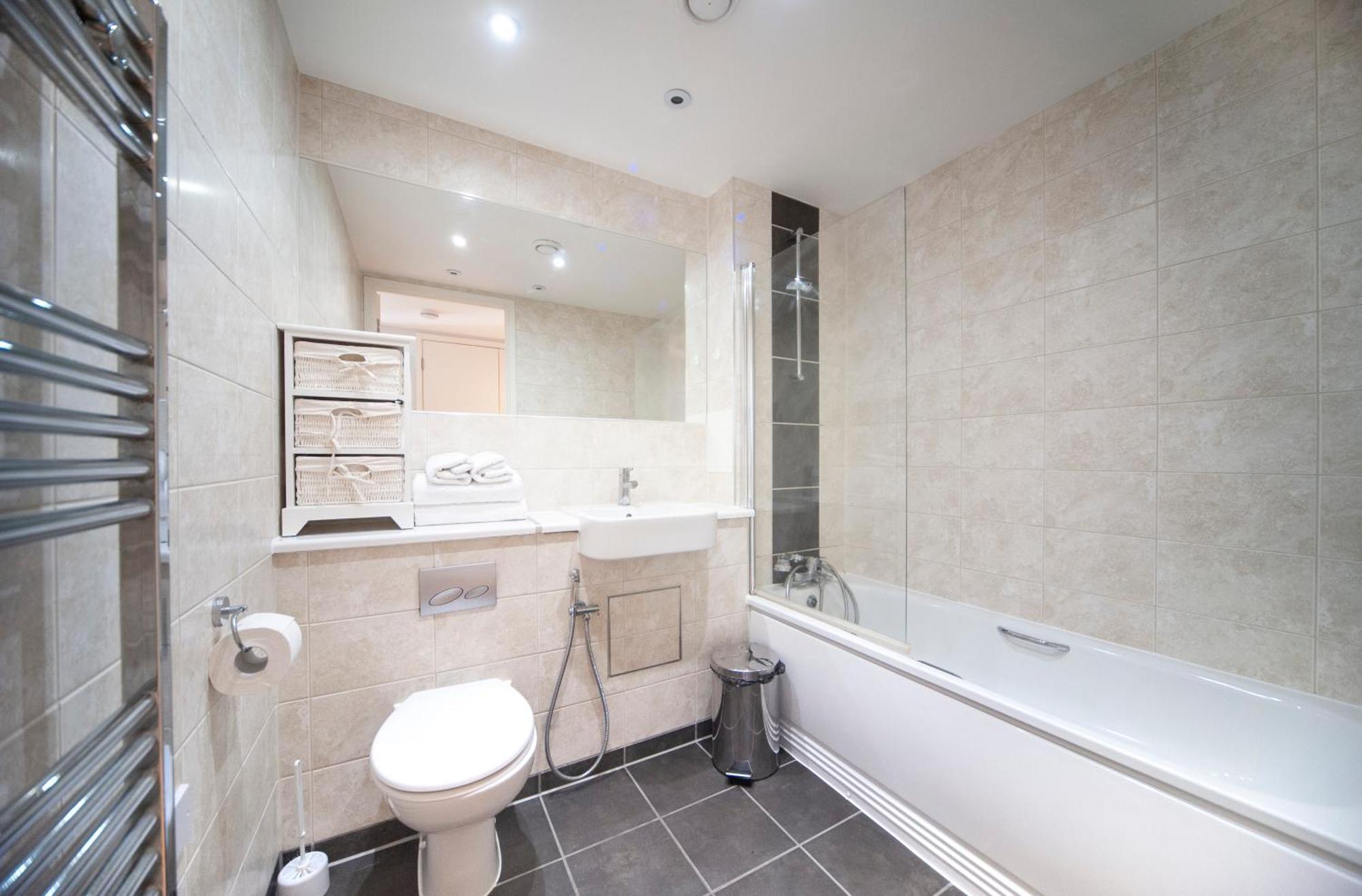 Top Floor Apt - 2 Bed/2 Bath + Private Balcony London Exterior foto